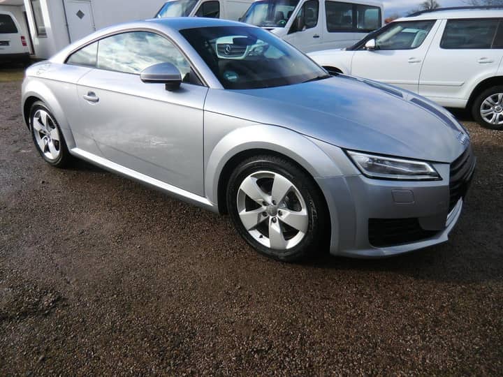 Slika prikazuje vanjsku karoseriju automobila.