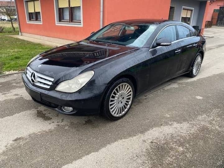 Slika prikazuje vanjski izgled vozila (karoserija).