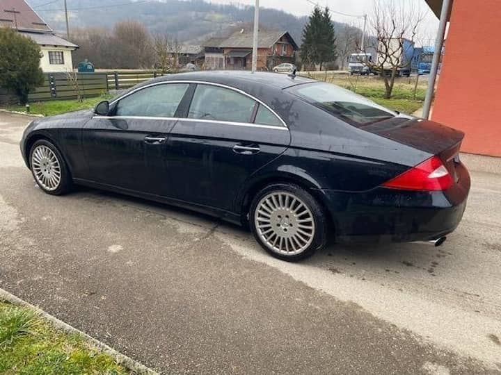 Slika prikazuje vanjski dio vozila.