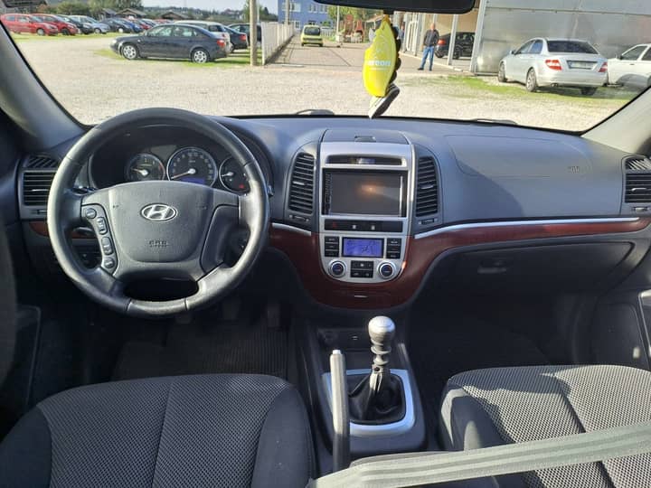 Slika prikazuje unutrašnjost vozila (volan i instrument ploča).