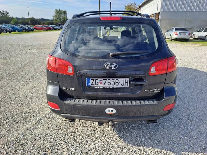 Slika prikazuje stražnji vanjski dio vozila.