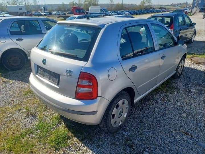 Slika prikazuje vanjštinu vozila (stražnji dio s bočnim pogledom).