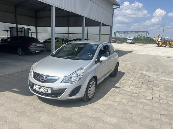 Slika prikazuje vanjsku karoseriju vozila.