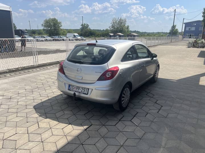 Slika prikazuje vanjsku stranu vozila iz stražnjeg kuta.