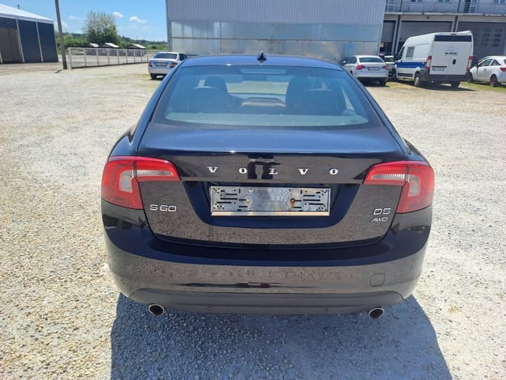Slika prikazuje vanjski stražnji dio vozila Volvo S60.