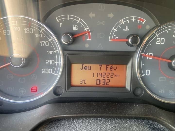 Slika prikazuje unutrašnjost vozila — instrument ploče i upravljač.