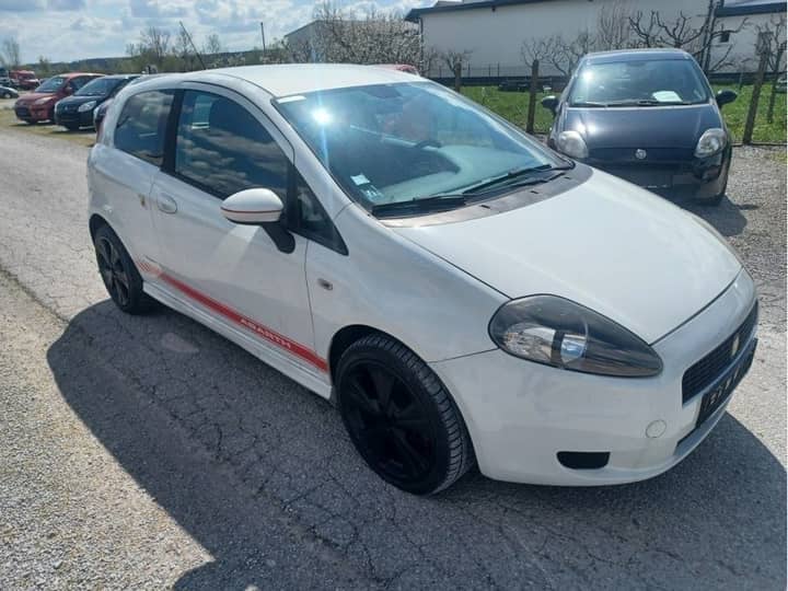Slika prikazuje vanjsku stranu vozila (eksterijer).