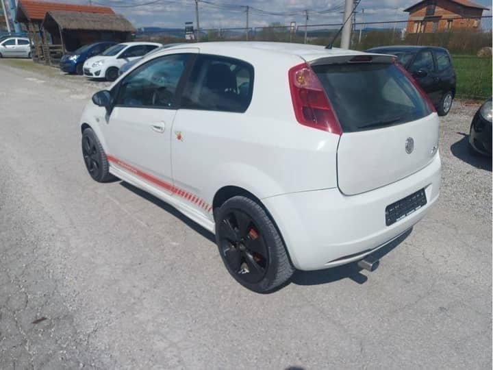 Slika prikazuje vanjštinu vozila (eksterijer).