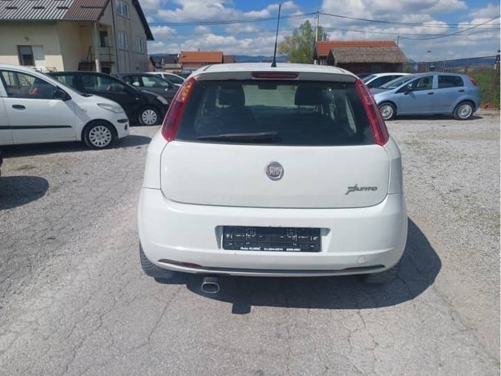 Slika prikazuje vanjsku stražnju stranu vozila.