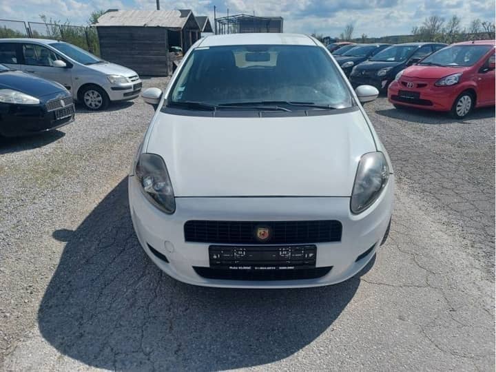 Slika prikazuje vanjštinu vozila — prednji dio.