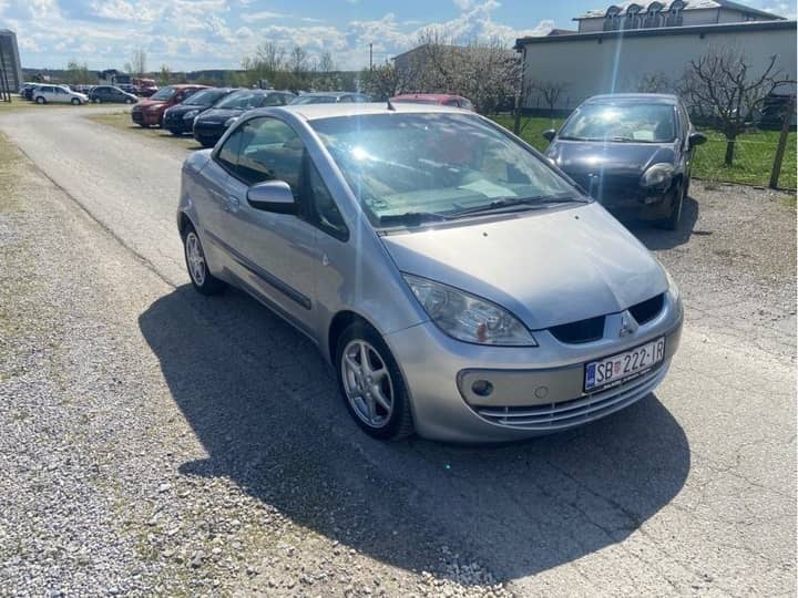 Slika prikazuje vanjsku stranu automobila na parkingu.
