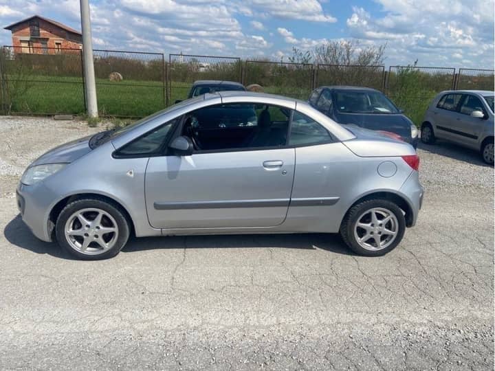 Slika prikazuje vanjsku stranu vozila (karoserija).