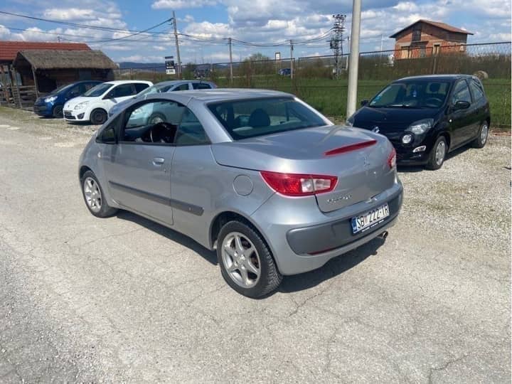 Slika prikazuje vanjski dio vozila.