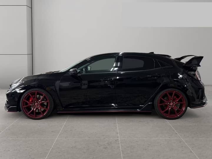 Slika prikazuje vanjski izgled automobila (profil s kotačima).