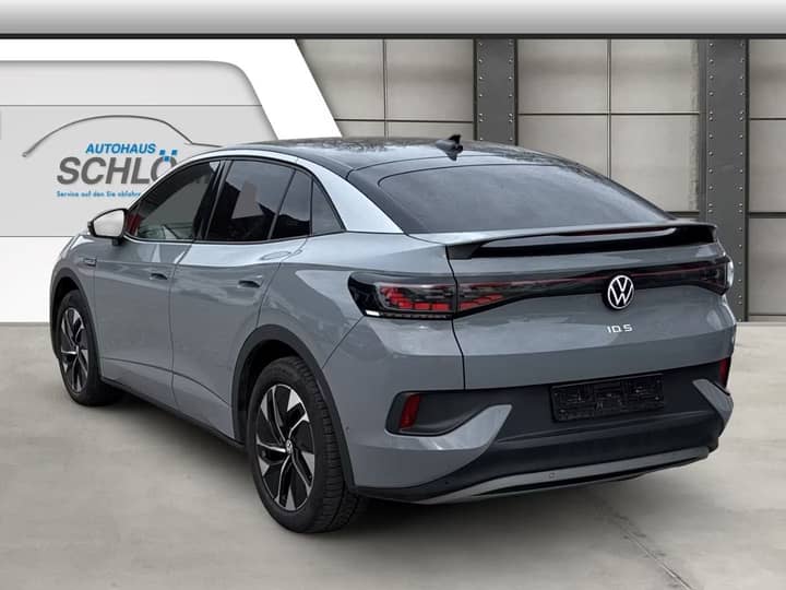 Slika prikazuje vanjštinu automobila (karoserija i kotači).