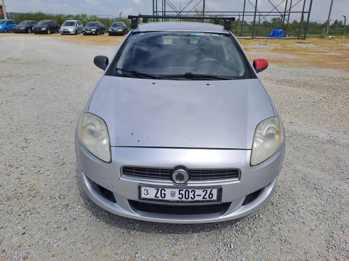 Slika prikazuje vanjsku stranu vozila (prednji pogled).