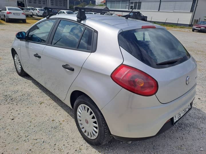 Slika prikazuje vanjski dio vozila, karoseriju i stražnji dio.