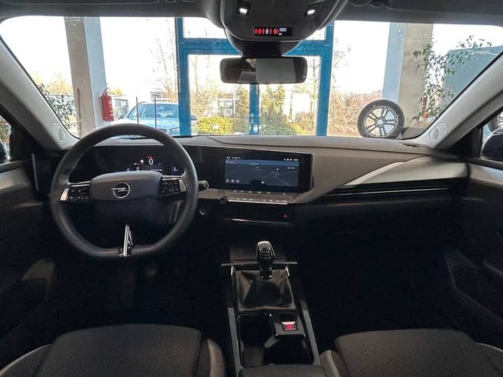 Slika prikazuje unutrašnjost vozila (volan i instrument ploče).