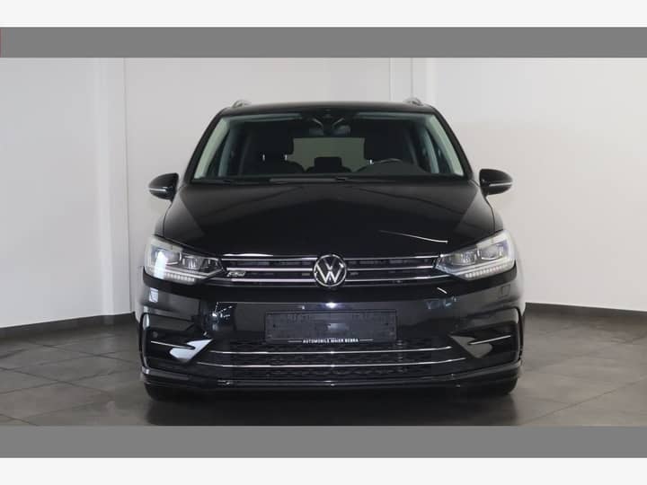 Slika prikazuje vanjsku prednju stranu automobila.