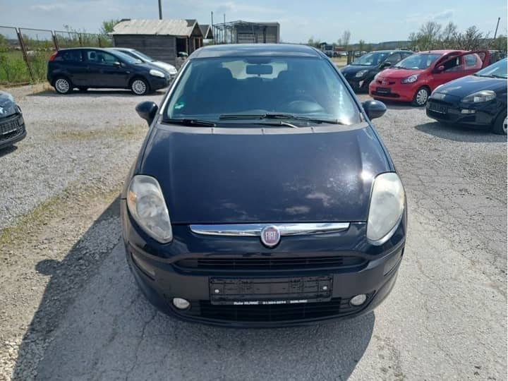 Slika prikazuje vanjski izgled vozila, prednji dio.