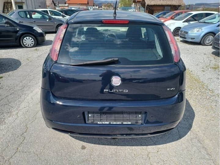Slika prikazuje vanjski dio vozila (stražnji kraj).