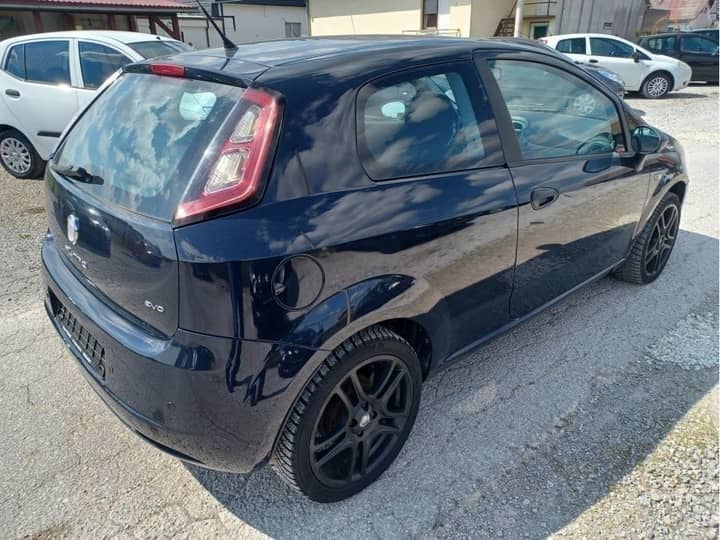Slika prikazuje vanjštinu automobila iz stražnjeg desnog kuta.