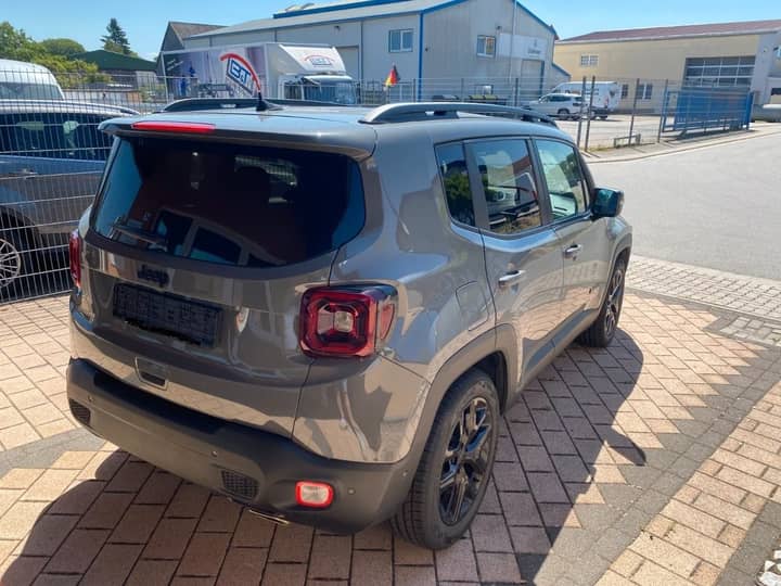 Slika prikazuje vanjsku stranu automobila.