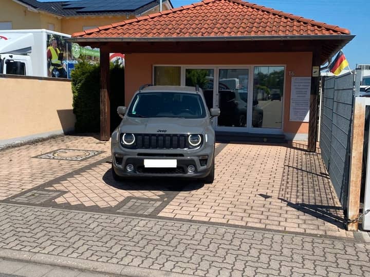 Slika prikazuje vanjštinu vozila, fokus na karoseriju i prednji dio.