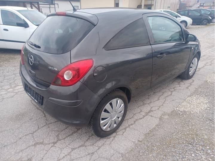 Slika prikazuje vanjski izgled vozila (eksterijer).