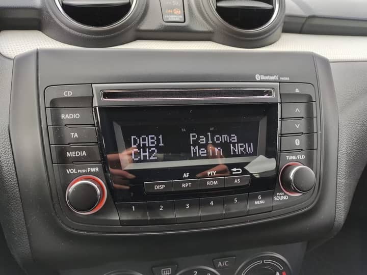 Slika prikazuje unutrašnjost vozila infotainment zaslon.