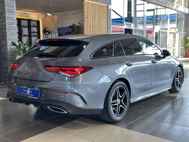 Slika prikazuje vanjsku stranu automobila (eksterijer).