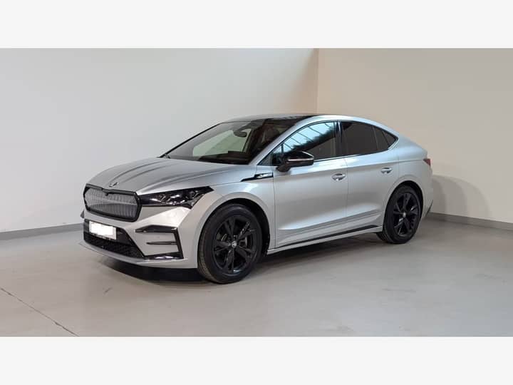 Slika prikazuje vanjštinu vozila (eksterijer) cijelog automobila.