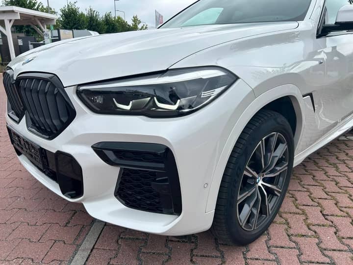 Slika prikazuje vanjsku karoseriju automobila.