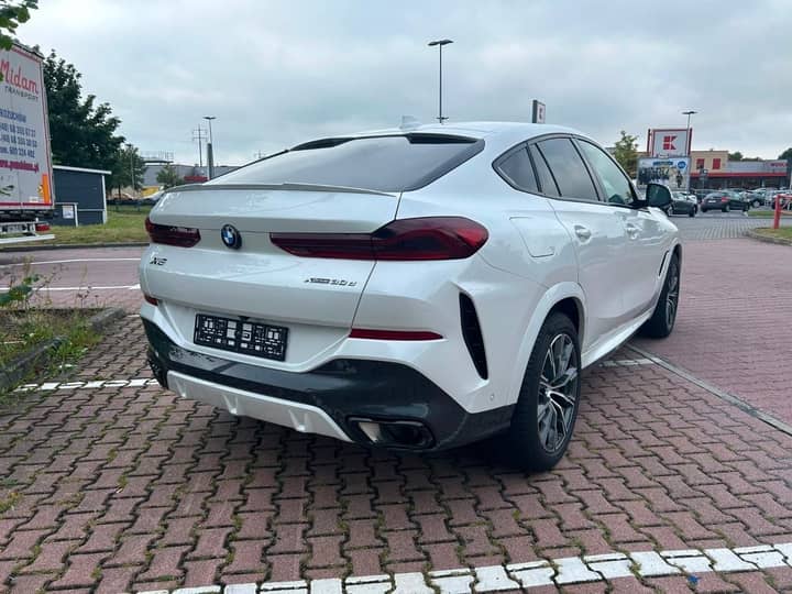 Slika prikazuje vanjski dio automobila (stražni dio karoserije).