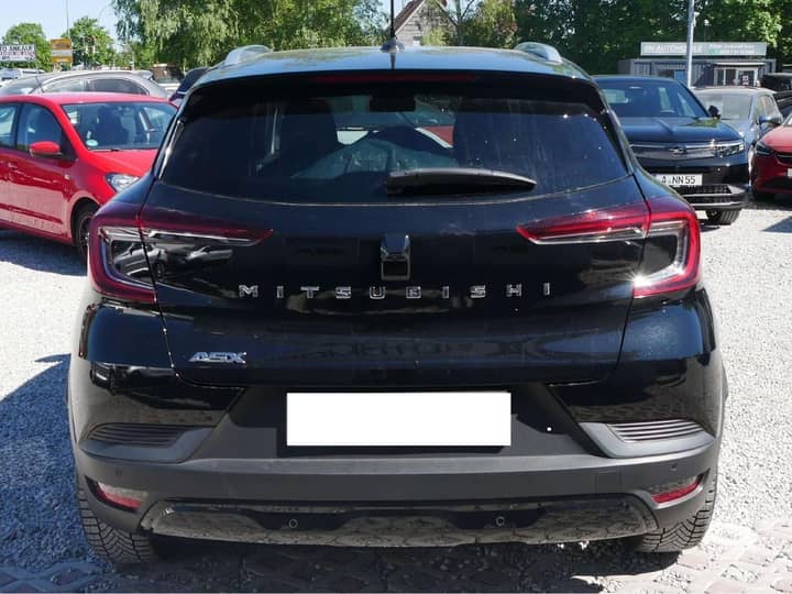 Slika prikazuje vanjski dio vozila s stražnje strane.
