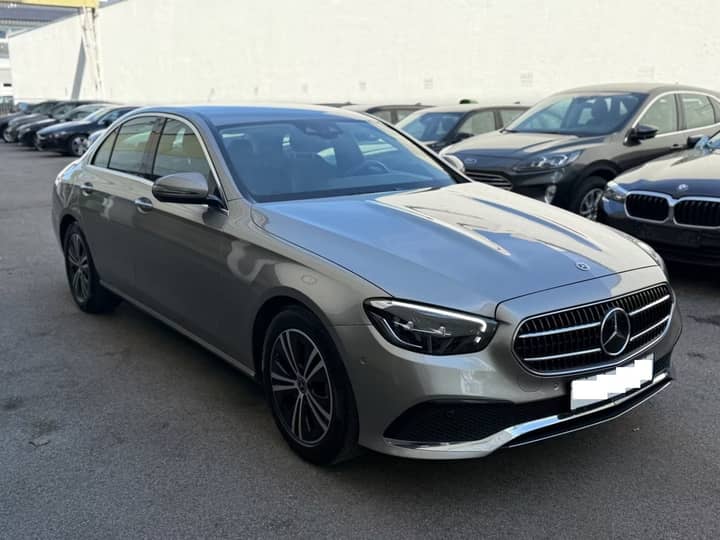 Slika prikazuje vanjštinu automobila (prednji dio).