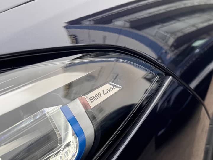 Slika prikazuje vanjski dio vozila (karoserija i svjetla).