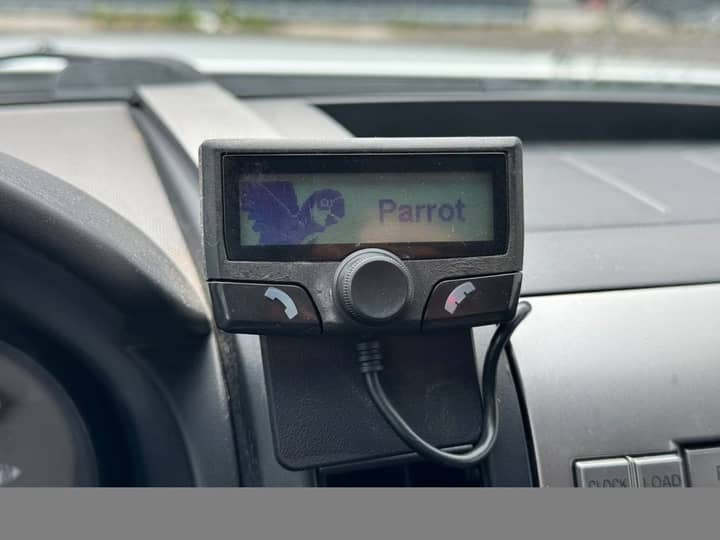 Slika prikazuje interijer vozila s ugrađenim hands-free uređajem.