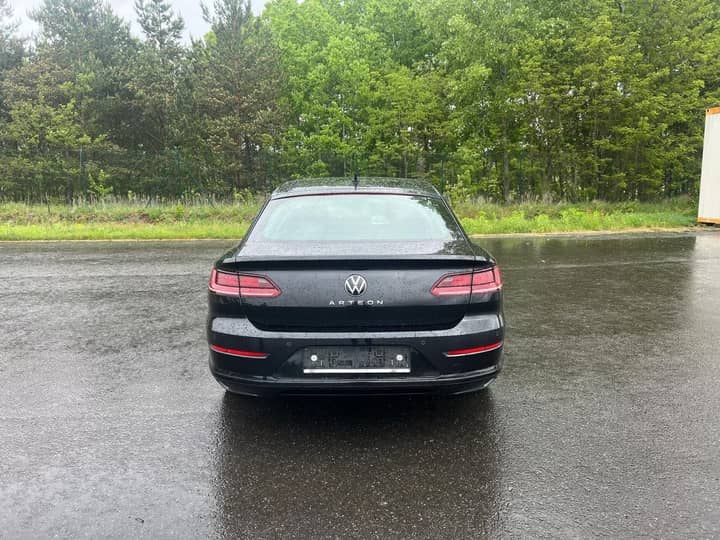 Slika prikazuje vanjsku stražnju stranu vozila.