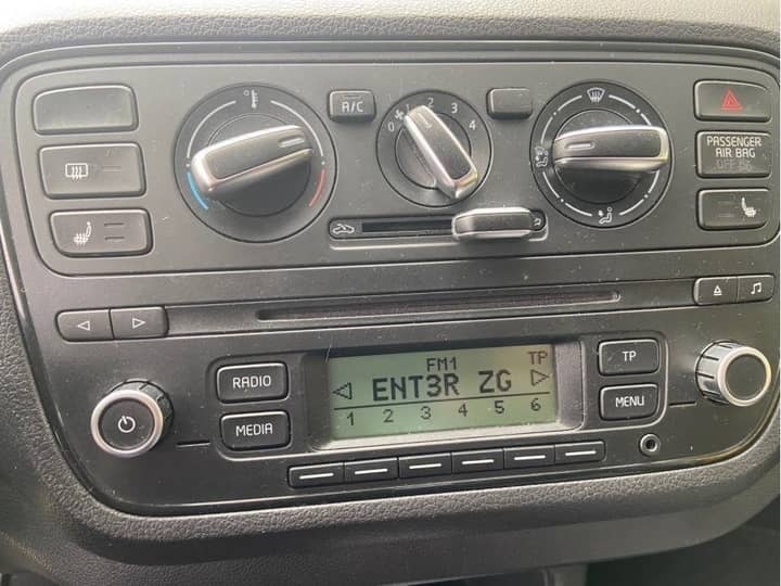 Slika prikazuje unutrašnjost vozila – kontrolna ploča i radio.