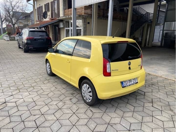 Slika prikazuje vanjštinu vozila (žuto vozilo).