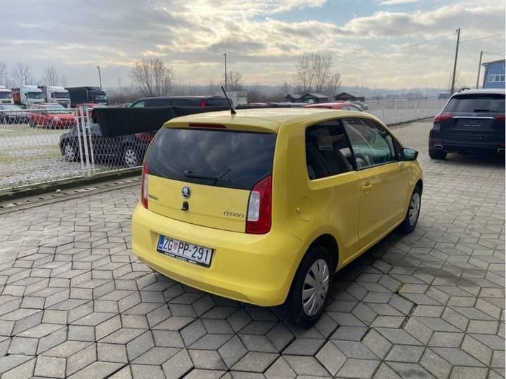 Slika prikazuje vanjsku stranu automobila.