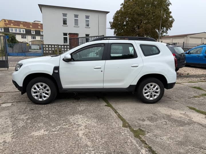 Slika prikazuje vanjsku stranu vozila (karoserija i kotači).