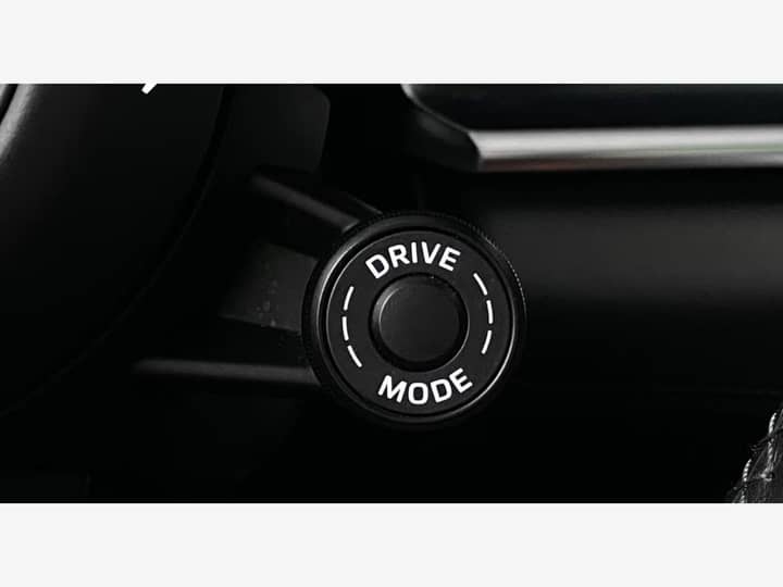 Slika prikazuje unutrašnjost vozila (kontrolni gumb Drive Mode).