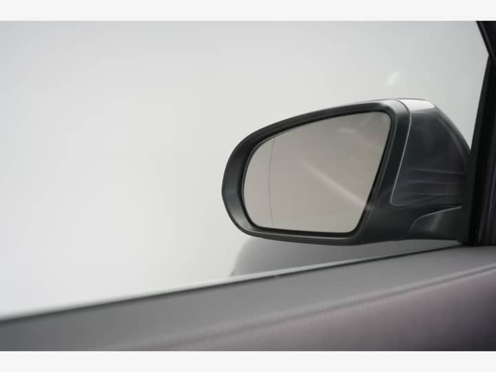 Slika prikazuje vanjski dio automobila (retrovizor).