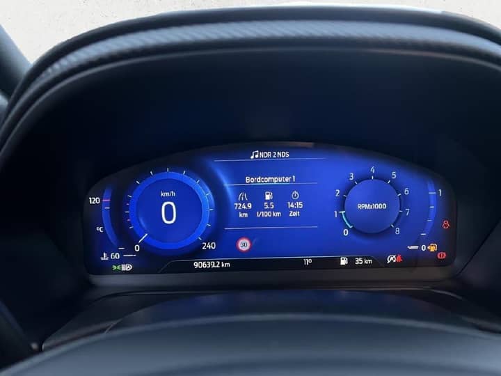 Slika prikazuje unutrašnjost vozila — instrument ploča.