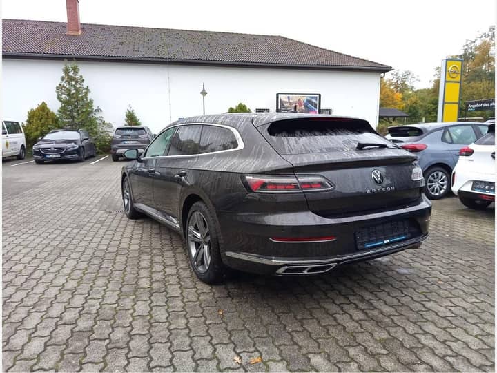 Slika prikazuje vanjski dio vozila (karoserija i stražnji dio).
