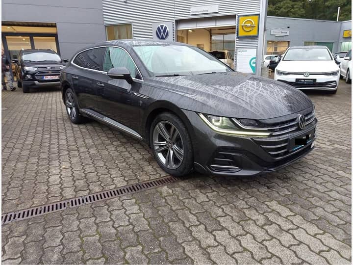 Slika prikazuje vanjsku stranu automobila.