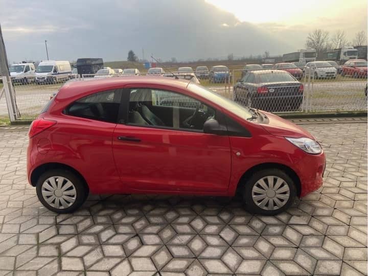 Slika prikazuje vanjštinu vozila s bočnim pogledom.