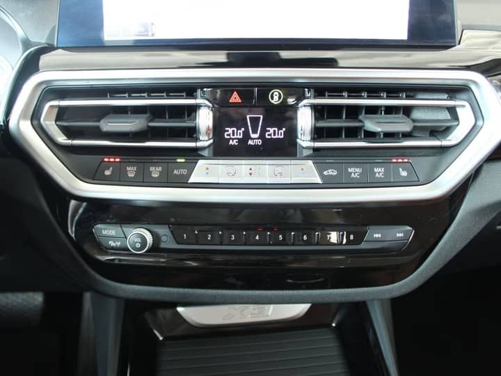 Slika prikazuje unutrašnjost vozila (dashboard i kontrole).